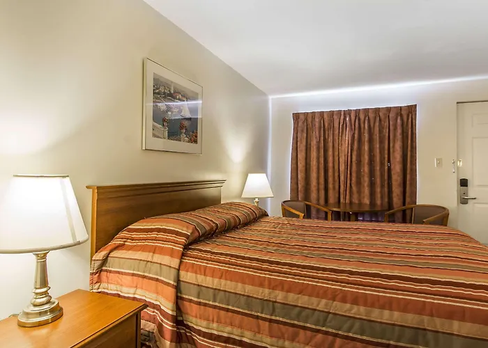 Econo Lodge Inn & Suites